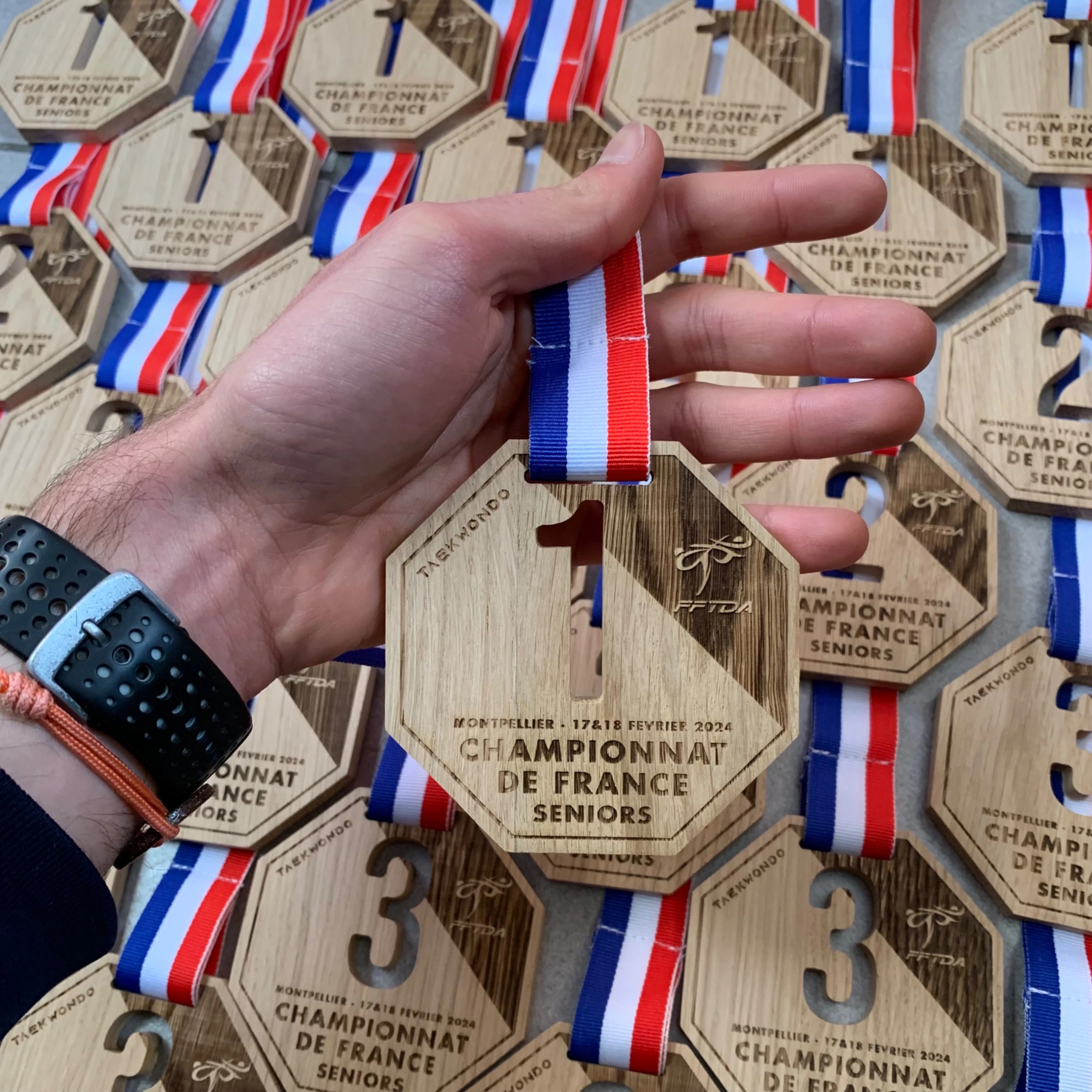 Médailles en bois sur mesure. Récompenses évènement personnalisables en bois. Médailles durables