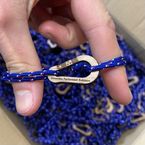 Bracelet en bois personnalisable fabriqué en Savoie. Bijoux en bois sur mesure made in France
