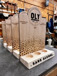 PLV en bois personnalisable pour bouteilles. PLV durable pour brasserie et bière. PLV sur mesure en bois fabriquée en Savoie.