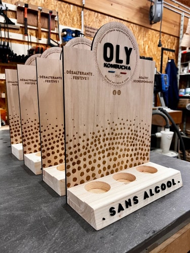 PLV en bois personnalisable pour bouteilles. PLV durable pour brasserie et bière. PLV sur mesure en bois fabriquée en Savoie.
