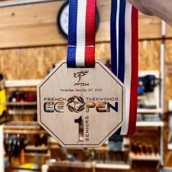 Médaille en bois personnalisable fabriquée en France. Récompense course en bois sur mesure.