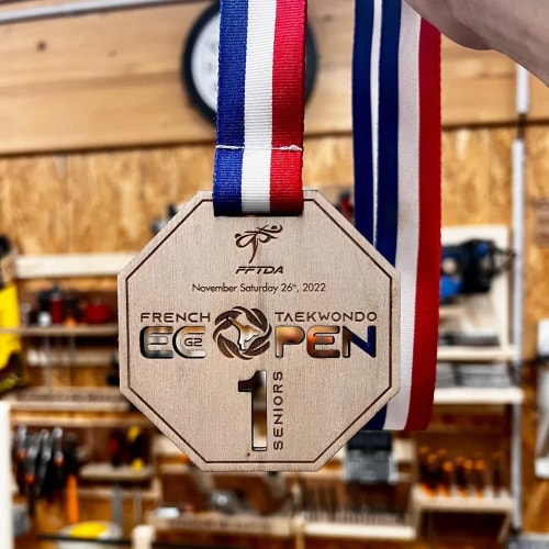 Médaille en bois personnalisable fabriquée en France. Récompense course en bois sur mesure.