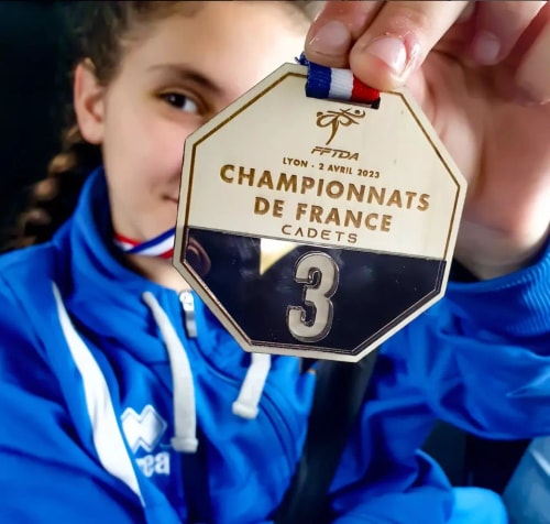 Médaille en bois personnalisable. Médailles responsables et durable made in France. Récompenses écoresponsables fabriquées en Savoie