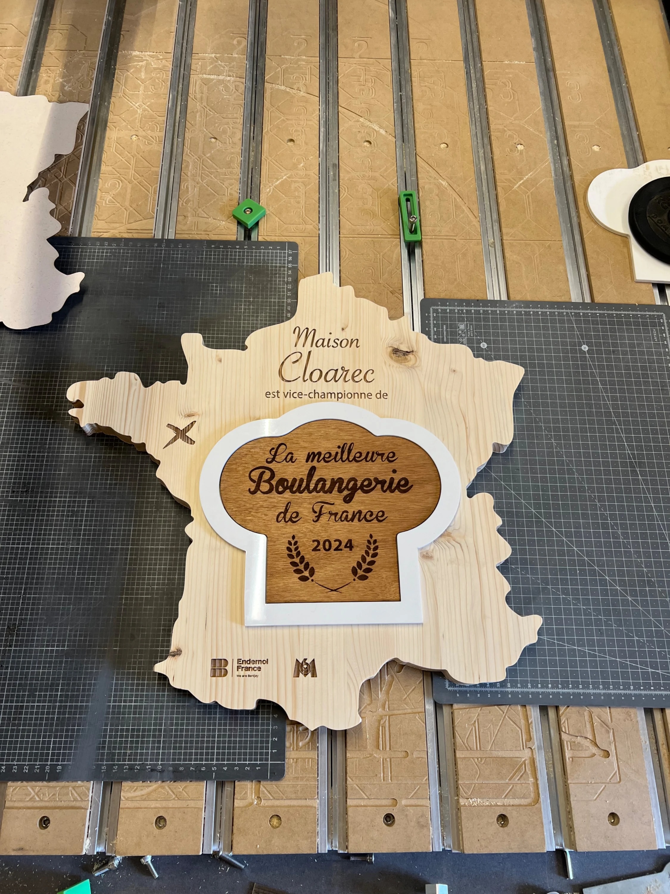 Trophée en bois sur mesure. Récompense meilleure boulangerie de France. Décoration murale bois personnalisée