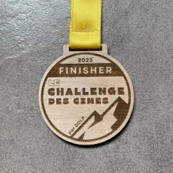 Médaille finisher en bois personnalisable fabriquée en Savoie. Récompense finisher en bois sur mesure pour événement sportif.