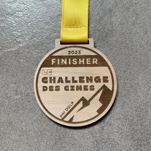 Médaille finisher en bois personnalisable fabriquée en Savoie. Récompense finisher en bois sur mesure pour événement sportif.