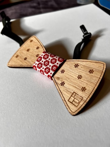 Noeud papillon responsable en bois fabriqué en Savoie. Objet de communication en bois fabriqué en Savoie.