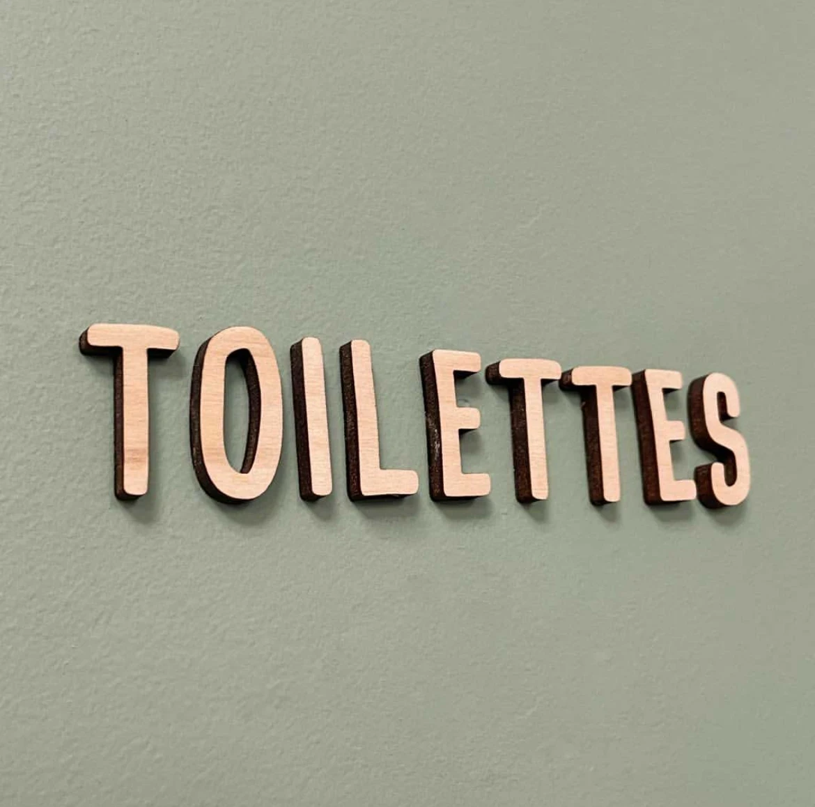 Trophée en bois sur mesure fabriqué en Savoie. Récompense course en bois personnalisable.