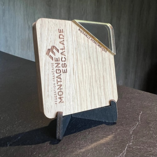 Médaille honorifique en bois sport. Médaillon durable fabriqué en Savoie. Distinction en bois