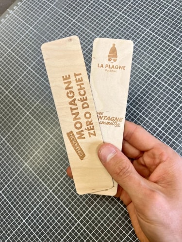 Marque pages en bois durable sur mesure fabriqué en Savoie. Goodies durable en bois fabriqué en Savoie