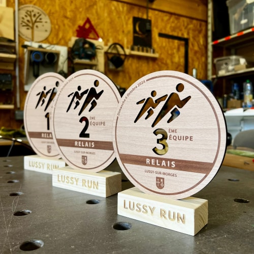 Trophée en bois personnalisable fabriqué en Savoie. Trophée durable pour course en bois. Récompense course sur mesure.