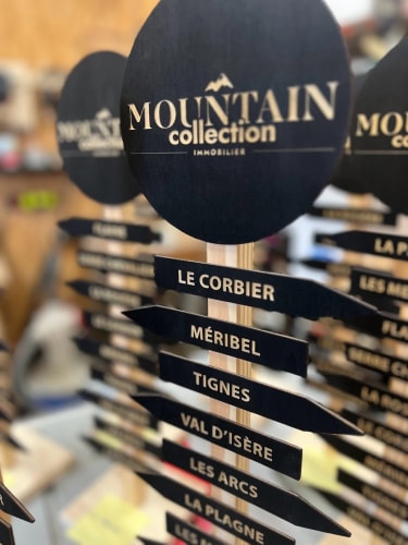 Totem signalétique en bois sur mesure fabriqué en Savoie. Signalétique directionnelle en bois fabriqué en France