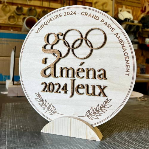 Trophée en bois personnalisable fabriqué en Savoie. Trophée durable pour course en bois. Récompense course sur mesure.