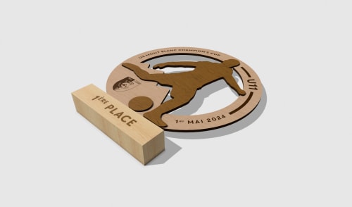 Récompense événement bois. Récompenses événements sportifs en bois sur mesure. Trophée en bois fabriqué en Savoie personnalisable.