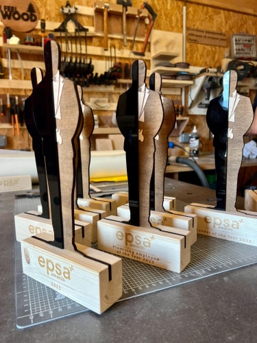Trophée en bois atypique sur mesure fabriqué en France. Récompense durable artisanale en bois local.