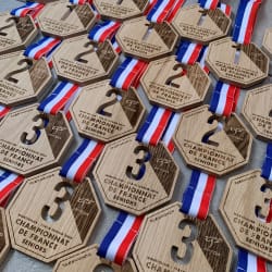 Médaille en bois taekwondo fabriquée dans les Alpes. Récompense durable sur mesure. Récompenses en bois