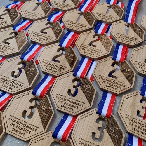 Médaille en bois taekwondo fabriquée dans les Alpes. Récompense durable sur mesure. Récompenses en bois