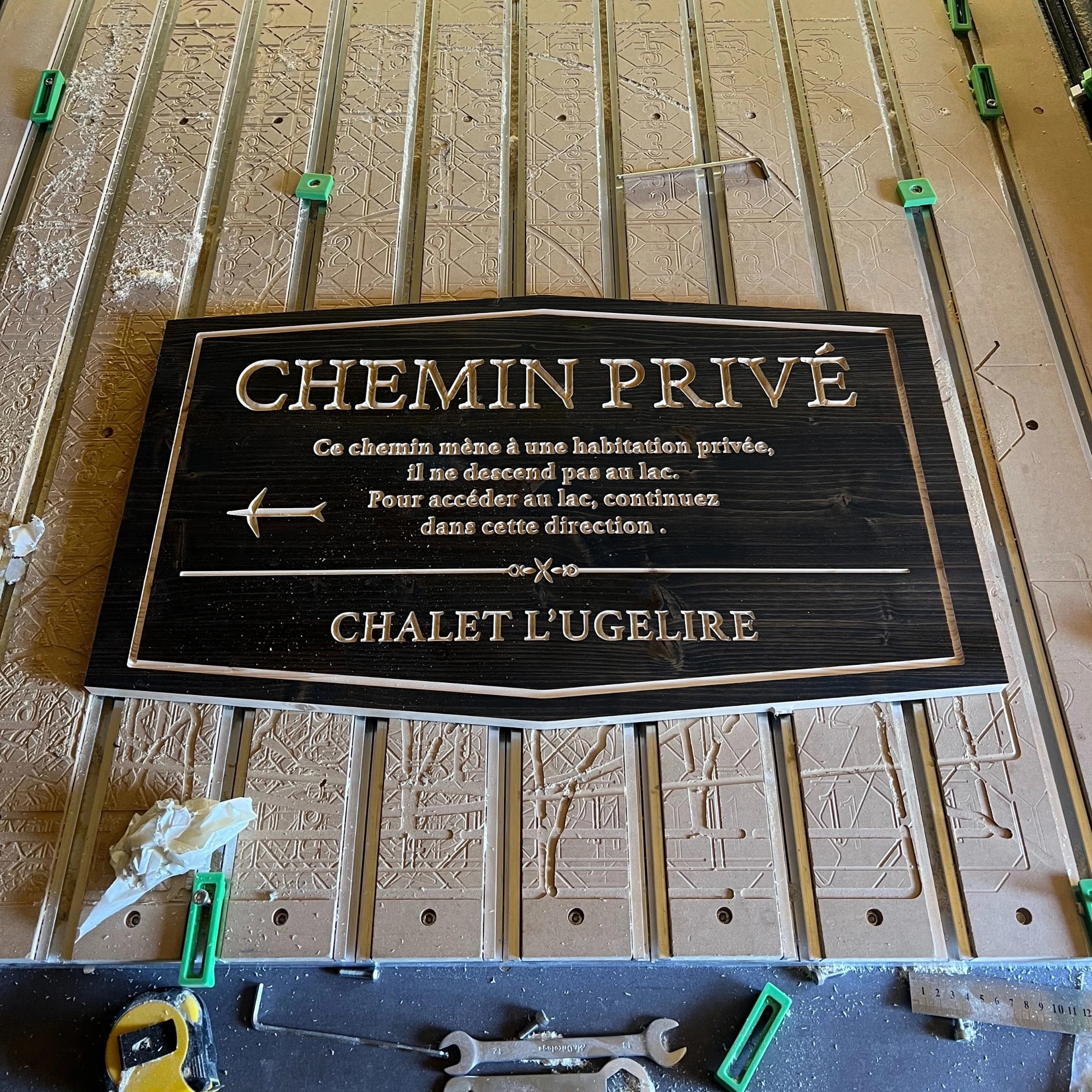 Panneau extérieur bois sur mesure. Enseigne extérieure personnalisable bois. Panneau bois durable made in France