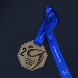 Médaille en bois fabriquée en Savoie. Récompense sportive durable sur mesure. Événement durable Savoie. Médaille sport