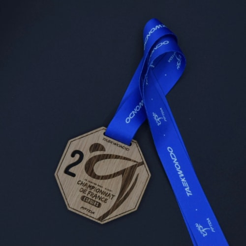 Médaille en bois fabriquée en Savoie. Récompense sportive durable sur mesure. Événement durable Savoie. Médaille sport