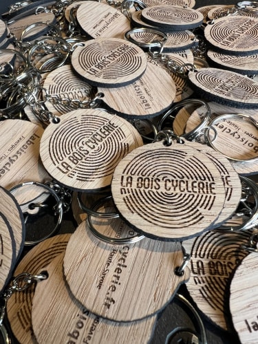 Porte clés en bois sur mesure fabriqué en Savoie. Goodies responsable en bois personnalisable