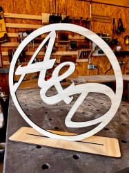 Signalétique en bois pour mariage. Lettrage en bois durable pour événement fabriqué en Savoie. Décoration pour mariage