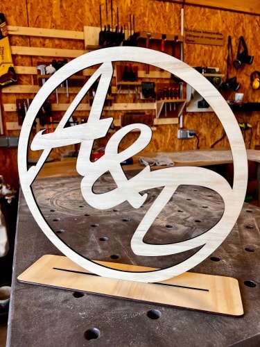 Signalétique en bois pour mariage. Lettrage en bois durable pour événement fabriqué en Savoie. Décoration pour mariage