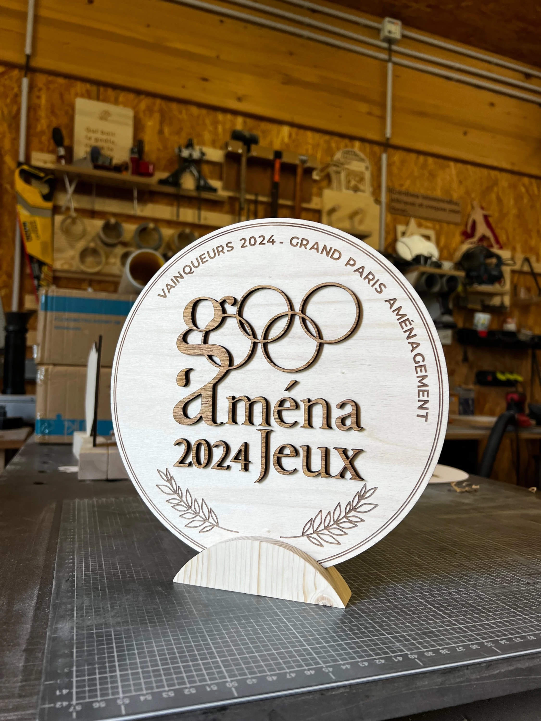 Récompense en bois durable français personnalisable. Trophée naturel sur mesure. Gravure sur trophée en bois.