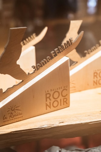 Trophée sportif en bois fabriqué dans les Alpes. Récompense durable sur mesure. Récompenses et trophées en bois
