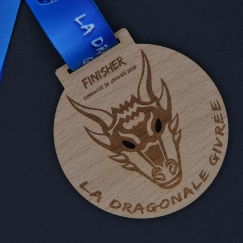 Médaille finisher en bois personnalisable fabriquée en Savoie. Récompense finisher en bois sur mesure pour événement sportif.
