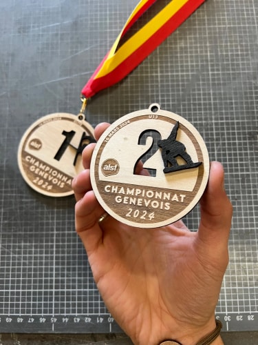 Médaille en bois ski snowboard sur mesure. Médaille responsable et durable fabriquée en Savoie. Récompenses écoresponsables.