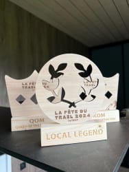 Trophée course à pied durable en bois sur mesure. Récompense podium personnalisable fabriquée en France.