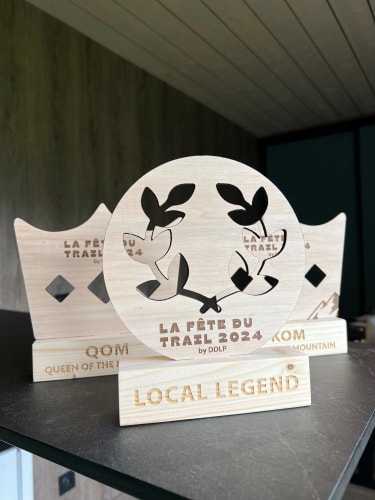 Trophée course à pied durable en bois sur mesure. Récompense podium personnalisable fabriquée en France.