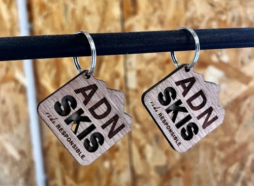 Porte clés en bois personnalisable fabriqué en Savoie. Goodies responsable en bois fabriqué en Savoie.