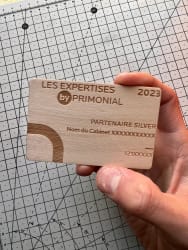 Carte en bois sur mesure. Badge en bois personnalisable. Carte en bois à personnaliser made in France.