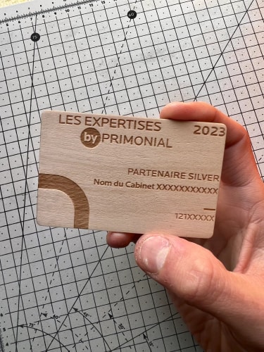 Carte en bois sur mesure. Badge en bois personnalisable. Carte en bois à personnaliser made in France.