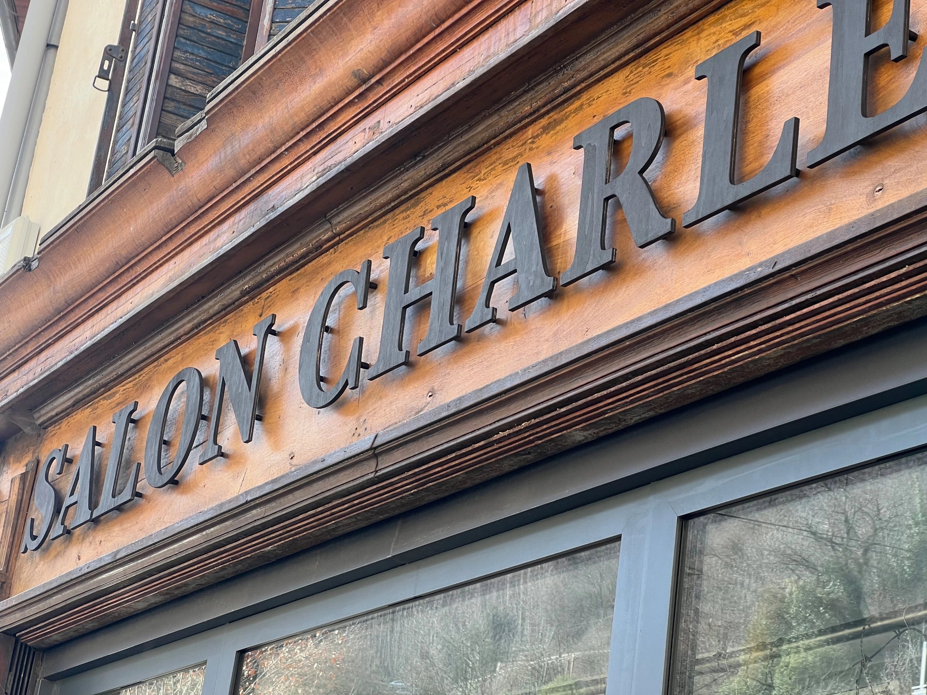 Enseigne extérieure en bois sur mesure. Lettrage extérieur personnalisable en bois.