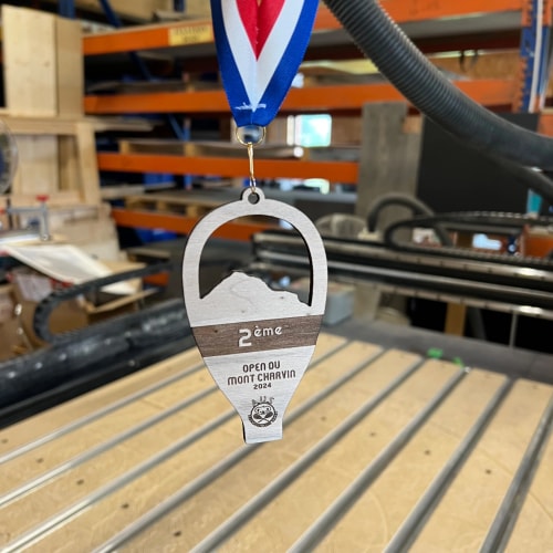 Médaille en bois padel sur mesure fabriquée en Savoie. Récompense sportive tennis en bois personnalisable.