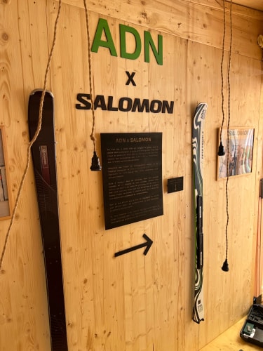 Lettre en bois sur mesure fabriquée en Savoie. Signalétique intérieure sur mesure en bois