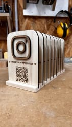 Signalétique Instagram sur mesure en bois. PLV en bois personnalisable made in France.