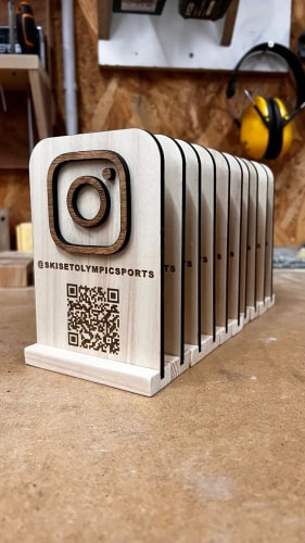 Signalétique Instagram sur mesure en bois. PLV en bois personnalisable made in France.