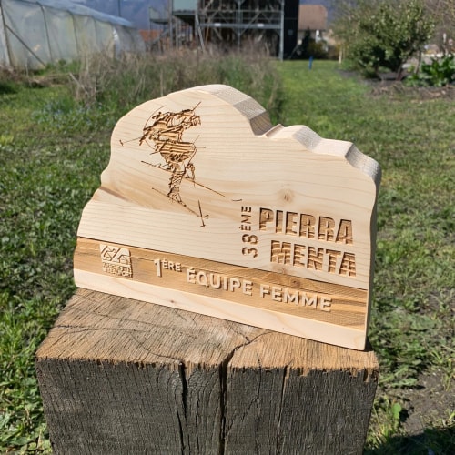 Trophées en bois ski alpinisme sur mesure fabriqué en Savoie. Trophées durable. Récompenses responsables événements