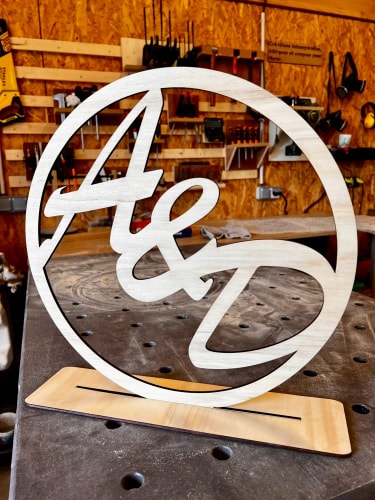 Signalétique mariage en bois sur mesure. Lettre mariage personnalisable. Décoration cérémonie en bois.