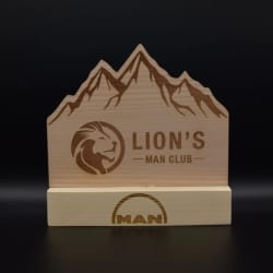 Récompense événement bois. Récompenses événements sportifs en bois sur mesure. Trophée en bois fabriqué en Savoie personnalisable.