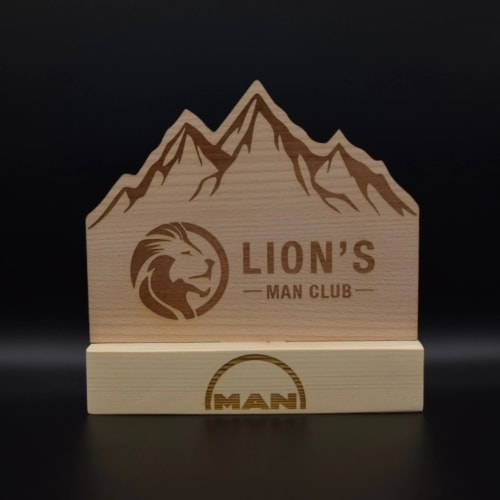 Récompense événement bois. Récompenses événements sportifs en bois sur mesure. Trophée en bois fabriqué en Savoie personnalisable.