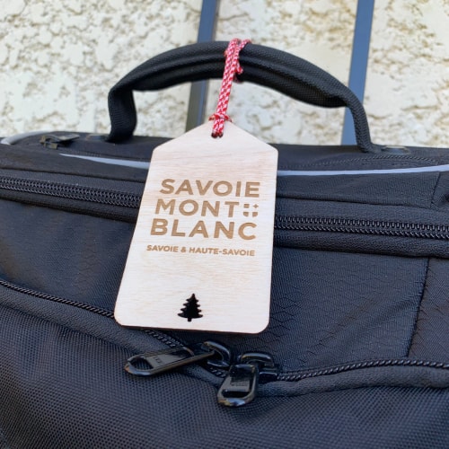 Étiquette bagage en bois durable sur mesure. Goodies responsables en bois made in France. Support bagage personnalisable.