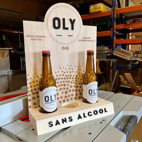 PLV en bois personnalisable pour bouteilles. PLV durable pour brasserie et bière. PLV sur mesure en bois fabriquée en Savoie.