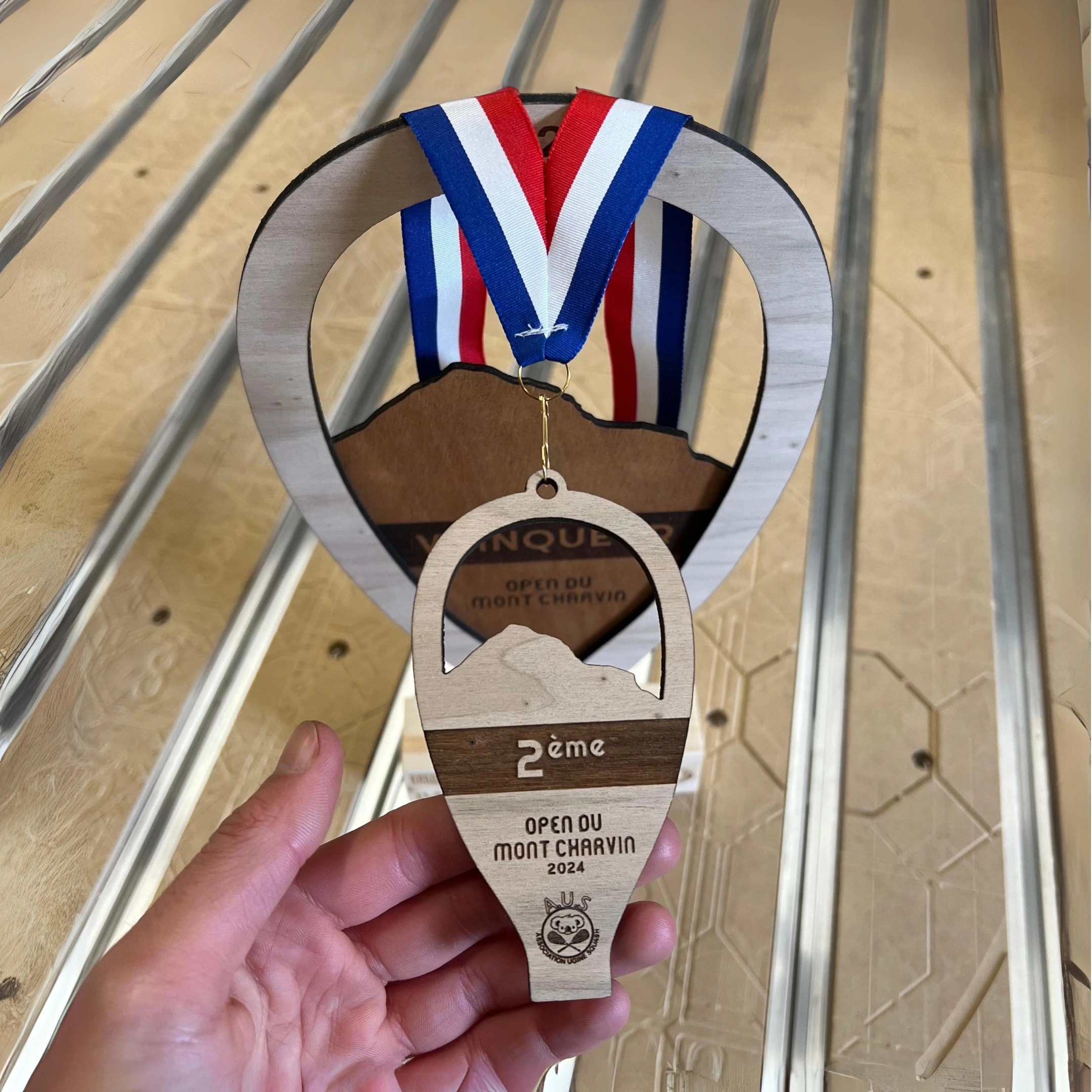 Trophée en bois sur mesure fabriqué en Savoie. Récompense course en bois personnalisable.