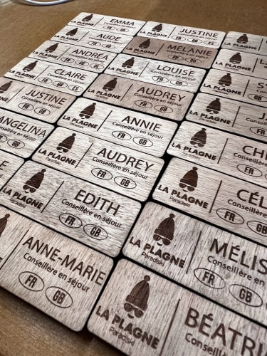Badge aimanté en bois personnalisable. Badge en bois sur mesure. Etiquette nom personnalisée en bois fabriquée en France.