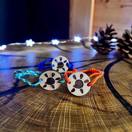 Bracelet en bois sur mesure. Bracelet personnalisable. Goodies durable. Cadeau entreprise durable.